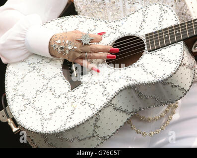 Dolly Parton se présente sur la Pyramid Stage au Glastonbury Festival, à la digne Farm, dans le Somerset. Banque D'Images