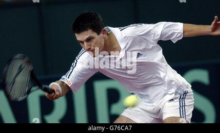 Tim Henman se met à rester dans le match contre Thomas Enqvist de Suède dans leur cravate de coupe Davis à Birmingham. Les espoirs de la Grande-Bretagne d'atteindre les quarts de finale de la coupe Davis pour la première fois en 16 ans reposent maintenant sur Greg Rusedski après la défaite globale de Henman aux mains d'Enqvist. * score final Enqvist bat Henman 6-4 6-2 6-4. Banque D'Images