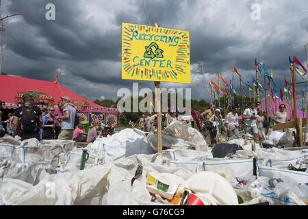 Recyclage des bacs au Glastonbury Festival, à la ferme de la ville de Dworthy Farm, dans le Somerset. Tous les déchets sur place sont triés en groupes de recyclage par des bénévoles travaillant par quarts de 5 heures, selon un processus qui prendra jusqu'à trois semaines pour nettoyer l'ensemble de la ferme. Banque D'Images