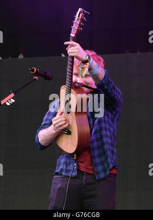 Ed Sheeran se produit sur la Pyramid Stage au Glastonbury Festival, à la ferme de la ville de Somerset. Banque D'Images