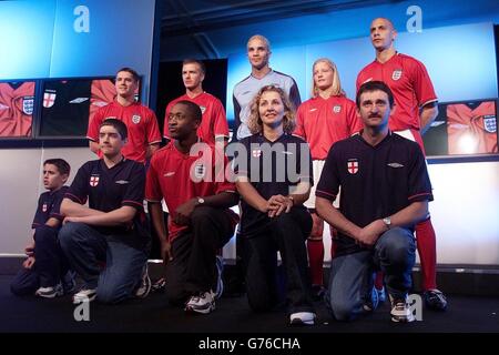 Les footballeurs d'Angleterre (rangée arrière G-D) Michael Owen, David Beckham, David James et Rio Ferdinand avec des fans qui modélisent le nouveau kit extérieur d'Angleterre pour la coupe du monde à l'hôtel Sheraton Skyline près de Heathrow. Banque D'Images