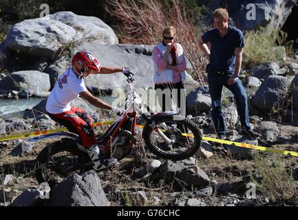 Le prince Harry regarde une démonstration de vélo d'essai le dernier jour de sa visite à Santiago du Chili. Banque D'Images