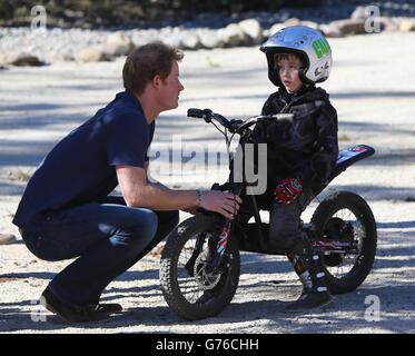 Le prince Harry regarde une démonstration de vélo d'essai le dernier jour de sa visite à Santiago du Chili. Banque D'Images