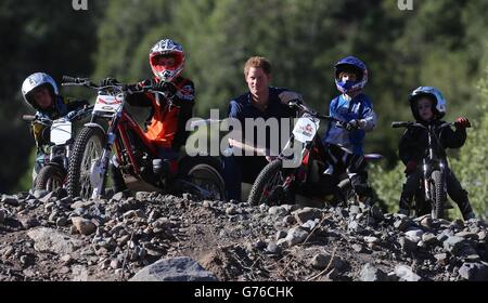 Le prince Harry regarde une démonstration de vélo d'essai le dernier jour de sa visite à Santiago du Chili. Banque D'Images