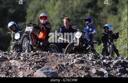 Le prince Harry regarde une démonstration de vélo d'essai le dernier jour de sa visite à Santiago du Chili. Banque D'Images