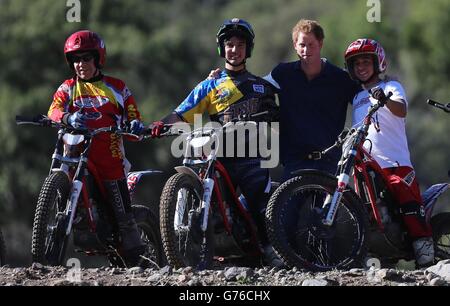 Le prince Harry regarde une démonstration de vélo d'essai le dernier jour de sa visite à Santiago du Chili. Banque D'Images