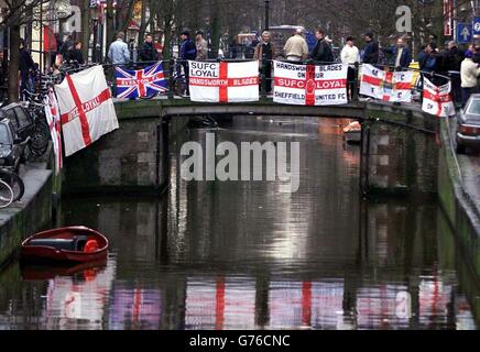 Angleterre fans afficher leurs drapeaux à Amsterdam Banque D'Images