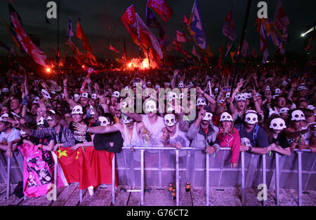 La foule regarde Kasabian jouer sur la Pyramid Stage au Glastonbury Festival, à la digne Farm, dans le Somerset. Banque D'Images