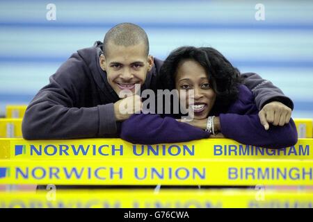 République dominicaine 400m Hurdler Felix Sanchez (à gauche) et médaillé d'or olympique des Etats-Unis Gail Devers à la National Indoor Arena, Birmingham. Ils participeront dimanche au Grand Prix de l'Union de Norwich lors de la rencontre d'athlétisme en salle à l'AIN. Banque D'Images