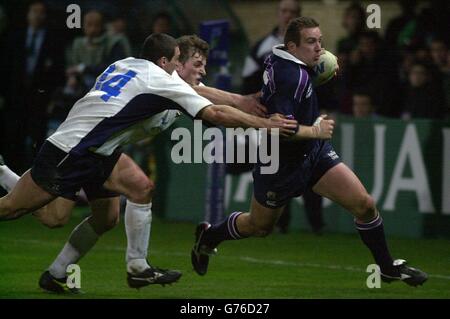 Brendan Laney (à droite), en Écosse, traverse les lignes défensives de l'Italie pour marquer une deuxième tentative des Écossais lors du match des six Nations de la Lloyds TSB au Stadio Flaminio, à Rome. Banque D'Images