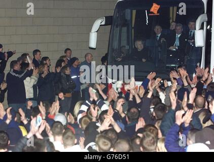 L'ancien Newcastle et l'actuel directeur de Manchester City Kevin Keegan (en autocar, au centre) arrive à son ancien club avant le cinquième tour de la coupe AXA FA entre les deux parties au St James's Park Newcastle-upon-Tyne. Banque D'Images