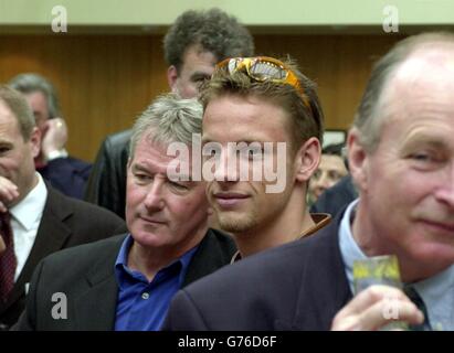 Jenson Button, pilote de course britannique Formula1 (au centre), écoute les discours lors d'un festival de vitesse de Goodwood et d'une journée de presse de Goodwood Revival au Bluebird Club à l'ouest de Londres. Banque D'Images