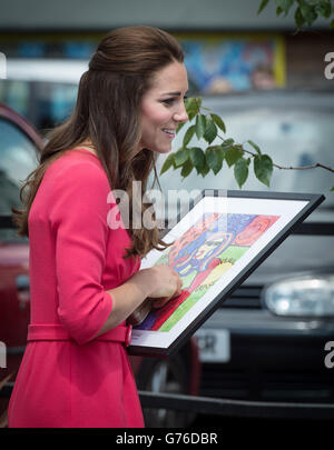 La duchesse de Cambridge est présentée avec un portrait d'elle-même et du prince George par Rosie Nee, 11 ans, peint dans le style de Picasso par les élèves de la Bienheureuse école catholique Sacrement à Islington, dans le nord de Londres, Lors d'une visite de la Duchesse pour voir de première main le travail d'un projet qu'elle a lancé pour aider les familles touchées par la toxicomanie. Banque D'Images