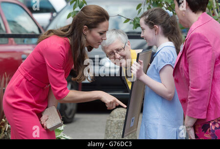 La duchesse de Cambridge est présentée avec un portrait d'elle-même et du prince George par Rosie Nee, 11 ans, peint dans le style de Picasso par les élèves de la Bienheureuse école catholique Sacrement à Islington, dans le nord de Londres, Lors d'une visite de la Duchesse pour voir de première main le travail d'un projet qu'elle a lancé pour aider les familles touchées par la toxicomanie. Banque D'Images