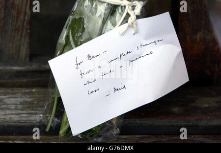 Un message accompagnant des hommages floraux à l'Oval, au terrain de cricket du comté de Surrey, dans le sud de Londres, en mémoire du joueur de Surrey et d'Angleterre Ben Hollioake, qui a été tué dans un accident de la route en Australie occidentale la nuit dernière. Banque D'Images