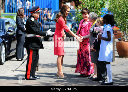 La duchesse de Cambridge lors de sa visite à un programme de conseil M-PACT (Moving parents and Children Together) plus à la Bienheureuse Sacrement School d'Islington, dans le nord de Londres. Banque D'Images