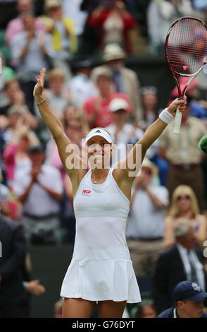 Tennis - Championnats de Wimbledon 2014 - neuvième jour - le club de tennis et de croquet de pelouse de toute l'Angleterre.L'Angélique Curber d'Allemagne célèbre la défaite de Maria Sharapova en Russie Banque D'Images