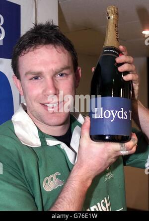 Lloyds TSB homme du match, John Kelly de l'Irlande avec sa bouteille de champagne après que l'Irlande a battu l'Italie 32-17 dans le match des six Nations de Lloyds TSB à Landowne Road, Dublin. Banque D'Images