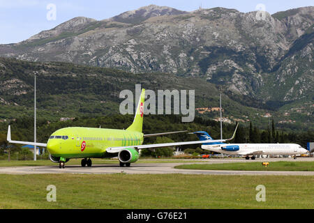 S7 Airlines Boeing 737-800 taxis pour la piste 14 de l'aéroport de Tivat. Banque D'Images