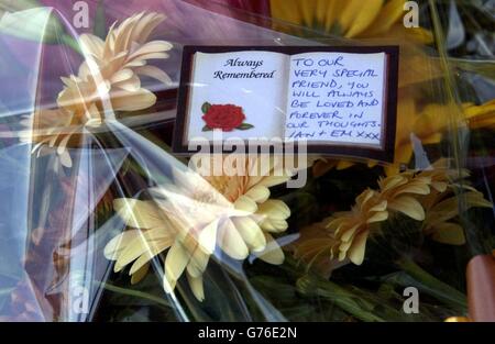 Un message accompagnant des hommages floraux à l'Oval, au terrain de cricket du comté de Surrey, dans le sud de Londres, en mémoire du joueur de Surrey et d'Angleterre Ben Hollioake, qui a été tué après un accident de la route en Australie occidentale. Banque D'Images