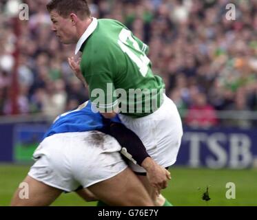 Brian O'Driscoll, de l'Irlande, est attaqué par un Italien de retour lors de leur match des six nations de la Lloyds TSB à Lansdowne Road, Dublin, le samedi 23 mars 2002. Note finale Irlande 32 Italie 17 Banque D'Images