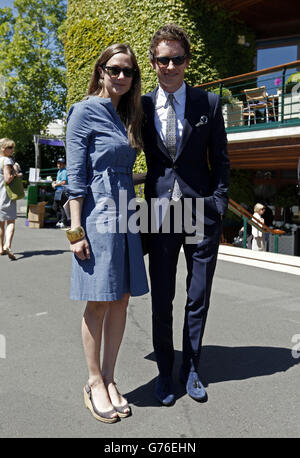 Eddie Redmayne et Hannah Bagshawe arrivent pour le 11e jour des championnats de Wimbledon au All England Lawn tennis and Croquet Club, Wimbledon. Banque D'Images