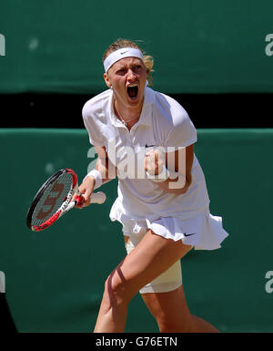 Petra Kvitova, en République tchèque, célèbre la victoire du poing contre la compatriote Lucie Safarova lors du onze jour des championnats de Wimbledon au All England Lawn tennis and Croquet Club, Wimbledon. Banque D'Images