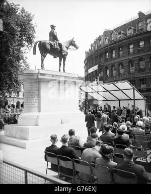 Le nouvel hommage de Londres au grand soldat français, le maréchal Foch, le Lower Grosvenor Garden, adjacent à sa statue en face de la gare Victoria, a été dédié par René Massigli, ambassadeur de France.Le jardin a été conçu par Jean Charles Moreux.La statue du maréchal Foch domine la scène tandis que le lieutenant-colonel H. Norman Edwards, maire de Westminster, parle à la cérémonie de dédicace. Banque D'Images