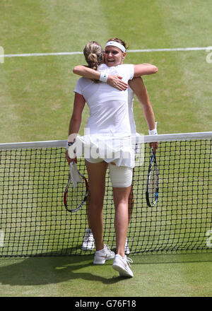 Petra Kvitova (à gauche) de la République tchèque est félicité par Lucie Safarova, de la République tchèque, qui a remporté sa demi-finale au cours du onze jour des championnats de Wimbledon au All England Lawn tennis and Croquet Club, Wimbledon. Banque D'Images