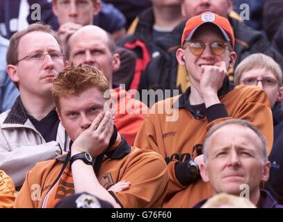 Les fans de Wolverhampton Wanderers ont un air de grésil juste après qu'ils aient entendu West Bromwich Albion marquer leur premier but, lors du Nationwide Division One Game à Hillsborough, Sheffield. PAS D'UTILISATION DU SITE WEB DU CLUB OFFICIEUX. Banque D'Images