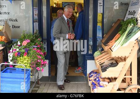 Le Prince de Galles quitte Grenfell's & Sons pour les greengropers après une visite impromptue dans les magasins de la rue haute de Crickhowell. Banque D'Images