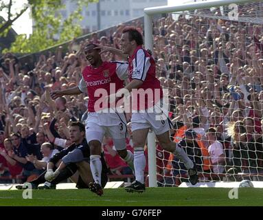 Fredrik Ljungberg d'Arsenal (à droite) célèbre avec Ashley Cole (à gauche), lors du match Barclaycard Premiership à Highbury.Score final: Arsenal 2 Ipswich ville 0. Banque D'Images