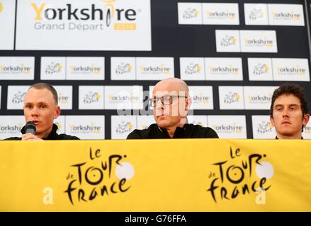 Sir Dave Brailsford (au centre), Chris Froome (à droite) et Geraint Thomas de Team Sky lors d'une conférence de presse à Leeds. Banque D'Images