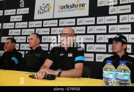 Cyclisme - Tour de France Aperçu - quatrième jour.Chris Froome de Team Sky, Sir Dave Brailsford et Geraint Thomas (à droite) lors d'une conférence de presse à Leeds. Banque D'Images