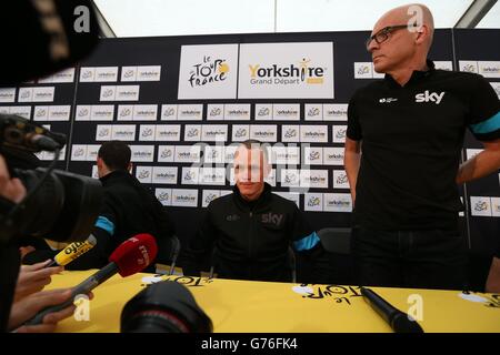 Cyclisme - Tour de France Aperçu - quatrième jour.Chris Froome de Team Sky et Sir Dave Brailsford (à droite) lors d'une conférence de presse à Leeds. Banque D'Images