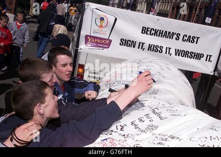 Les fans signe le Yahoo Plastercast à l'extérieur du Millennium Stadium, Cardiff avant le lancement de la finale Arsenal / Chelsea FA Cup.Yahoo, un partenaire officiel de la coupe du monde de la FIFA 2002, a le géant David Beckham pied moulé pour les fans et les wishers à signer.* Yahoo a également offert aux fans la chance de gagner des billets pour la prochaine coupe du monde.. Banque D'Images