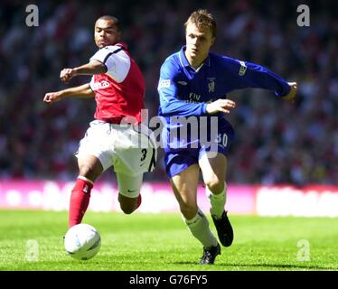 Le Jesper Gronkjaer de Chelsea se joue pour le ballon avec Ashley Cole d'Arsenal (à gauche) lors du match final de la coupe FA sponsorisé par AXA entre Arsenal et Chelsea au Millennium Stadium de Cardiff. Banque D'Images