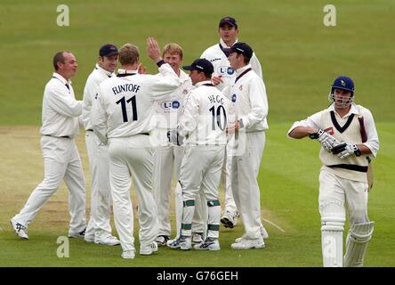 Le batteur du Yorkshire Michael Lhumb (à droite) quitte le terrain après avoir été piégé par Glenn Chapple (au centre) du Lancashire, qui célèbre avec ses coéquipiers lors du match de la coupe Benson and Hedges entre les rivaux de roses Yorkshire et Lancashire à Headingley. Banque D'Images