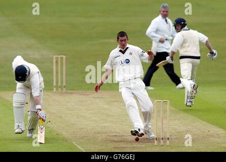 Kyle Hogg (au centre), le lanceur du Lancashire, essaie de s'enliser Anthony McGrath (à gauche) pendant le match de la coupe Benson and Hedges à Headingley, Leeds. Banque D'Images