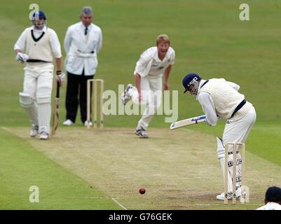 Le batteur du Yorkshire Michael Lhumb (à droite) est piégé par Glenn Chapple, le batteur Lanchashire, lors du match de la coupe Benson and Hedges à Headingley. Banque D'Images