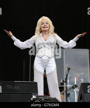 Festival de Glastonbury 2014 - jour 3.Dolly Parton se présente sur la Pyramid Stage au Glastonbury Festival, à la digne Farm, dans le Somerset. Banque D'Images