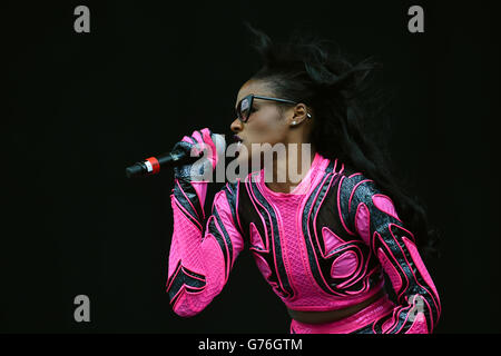 Azealia Banks se produit sur scène le premier jour du Wireless Festival à Perry Park, Birmingham. APPUYEZ SUR ASSOCIATION photo. Date de la photo : vendredi 4 juillet 2014. Voir l'histoire de PA SHOWBIZ Wireless. Le crédit photo devrait se lire comme suit : Joe Giddens/PA Wire Banque D'Images