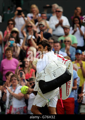 Roger Federer, de Suisse, se hante devant la foule après avoir battu le canadien Milos Raonic au cours du douze jour des Championnats de Wimbledon au All England Lawn tennis and Croquet Club, Wimbledon. Banque D'Images