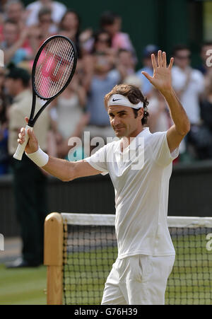 Roger Federer, de Suisse, se hante devant la foule après avoir battu le canadien Milos Raonic lors de leur demi-finale au cours du 12 e jour des championnats de Wimbledon au All England Lawn tennis and Croquet Club, Wimbledon. Banque D'Images