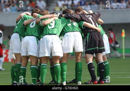 L'équipe de la République d'Irlande se réunit avant le début du premier tour, partie du Groupe E de la coupe du monde contre le Cameroun à Niigata, stade Big Swan, Japon. Banque D'Images