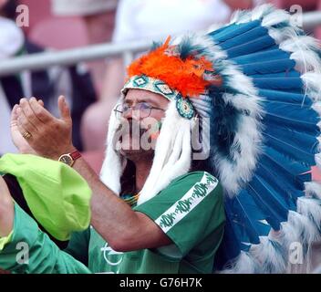 Un fan de la République d'Irlande vêtu d'un Indien rouge applaudit son équipe lors du premier tour, partie du Groupe E de la coupe du monde contre le Cameroun au stade Big Swan, Niigata. Banque D'Images