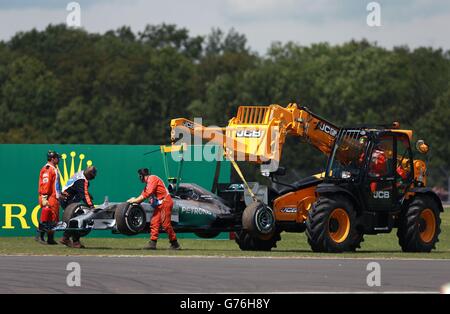 Courses automobiles - Championnat du monde de Formule 1 - Grand Prix de Grande-Bretagne 2014 - course - circuit Silverstone.La Mercedes de Nico Rosberg est levée après avoir été abandonnée pendant le Grand Prix britannique du circuit Silverstone, à Towcester. Banque D'Images