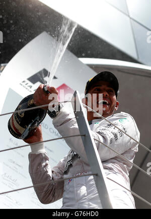 Lewis Hamilton de Mercedes célèbre le grand Prix britannique 2014 au circuit de Silverstone, à Towcester. APPUYEZ SUR ASSOCIASTION photo. Date de la photo: Dimanche 6 juillet 2014. Voir PA Story AUTO British. Le crédit photo devrait se lire comme suit : David Davies/PA Wire. Banque D'Images