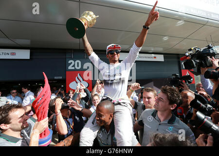 Lewis Hamilton de Mercedes célèbre le Grand Prix britannique 2014 au circuit Silverstone de Towcester. APPUYEZ SUR ASSOCIASTION photo. Date de la photo: Dimanche 6 juillet 2014. Voir PA Story AUTO British. Le crédit photo devrait se lire comme suit : David Davies/PA Wire. Banque D'Images