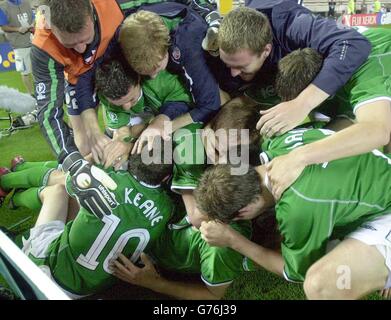 L'attaquant irlandais Robbie Keane (à gauche) est pris par des coéquipiers après son dernier égalisateur de gaspe après le gardien de but allemand Oliver Kahn lors du tirage au sort 1-1 de la coupe du monde, premier tour, match de groupe E entre la République d'Irlande et l'Allemagne au stade Kashima. Ibaraki, Japon. Banque D'Images